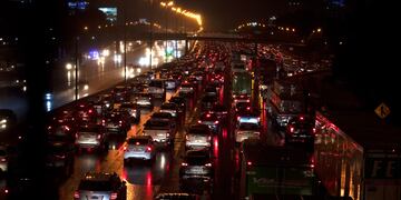 Caos de tránsito para salir de la Ciudad en la previa del comienzo del nuevo confinamiento. (Foto: Clarín)