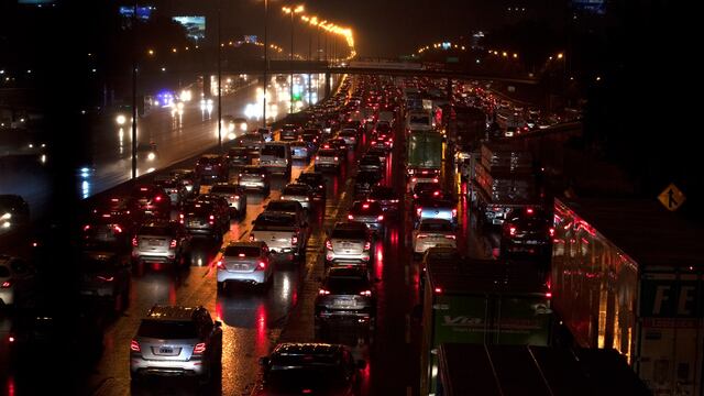 Caos de tránsito para salir de la Ciudad en la previa del comienzo del nuevo confinamiento. (Foto: Clarín)