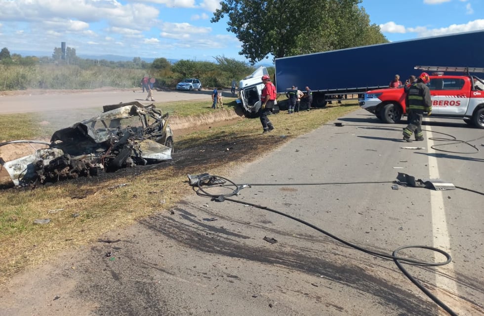 Brutal choque frontal entre un auto y un camión en Córdoba: hay un muerto