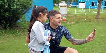 Piratas, de corazón a corazón. Pablo Vegetti y la pequeña Pía, unidos por Belgrano.