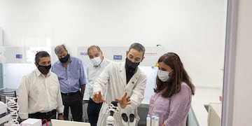 La ministra de Salud, Ana María Nadas y el intendente Walther Marcolini durante la inauguración del laboratorio biomolecular en diciembre pasado.