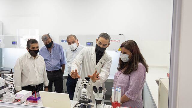 La ministra Ana María Nadal y el intendente Walther Marcolini inauguraron el laboratorio para realizar los PCR.