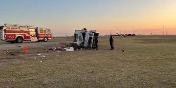 Un camionero perdió el control del vehículo y despistó.