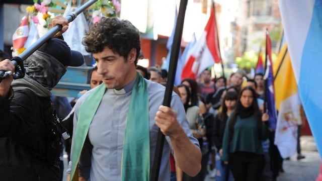 Esteban Lamothe interpreta a un cura villero en la nueva ficción de Pol-Ka. (Prensa eltrece)