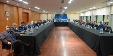 Reunión de trabajo para abordar temas financieros, presupuestarios y de obras públicas.