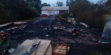 Una vivienda se redujo a cenizas por un incendio en Eldorado.