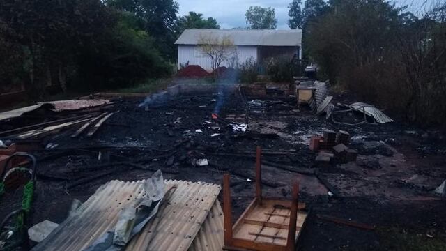 Una vivienda se redujo a cenizas por un incendio en Eldorado.