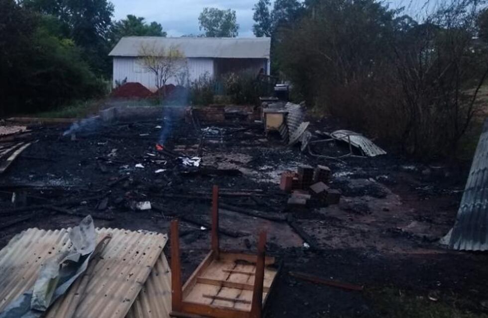 Una vivienda se redujo a cenizas por un incendio en Eldorado