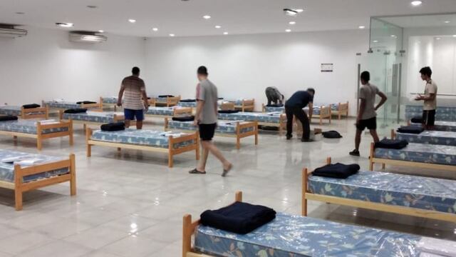 Acondicionan el Club de Argentinos del Norte para albergar en Clorinda a pacientes asintomáticos de COVID positivos.