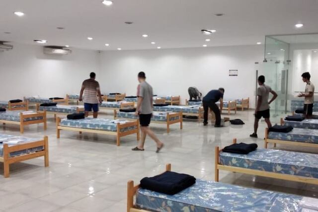Acondicionan el Club de Argentinos del Norte para albergar en Clorinda a pacientes asintomáticos de COVID positivos.