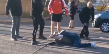 Violento linchamiento a un hombre que había robado una bicicleta y cayó mientras escapaba. Foto: Captura Video.