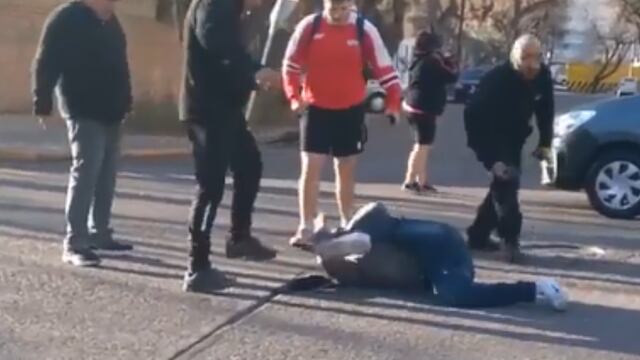 Violento linchamiento a un hombre que había robado una bicicleta y cayó mientras escapaba. Foto: Captura Video.
