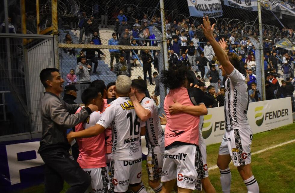 Atlético perdió sobre la hora con Estudiantes de Caseros 2 a 1 y peligra la permanencia