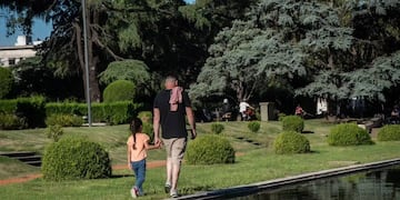 La temperatura es apta para pasear por los parques de la ciudad.