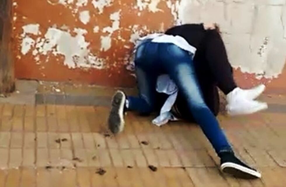 Escándalo en una escuela sanjuanina: dos alumnas se trenzaron a golpes y una debió ser hospitalizada