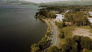 Costanera del lago San Roque en Villa Carlos Paz, vista desde lo alto.