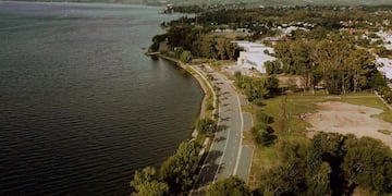 Costanera del lago San Roque en Villa Carlos Paz, vista desde lo alto.