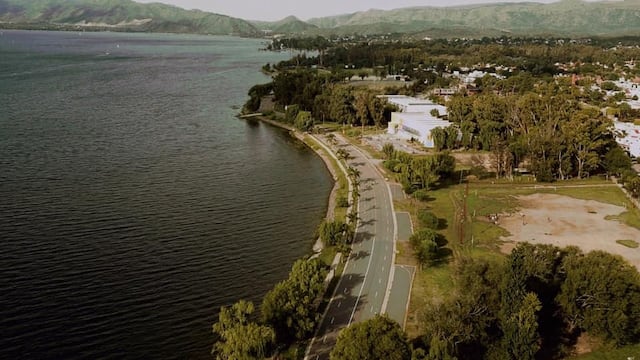 Costanera del lago San Roque en Villa Carlos Paz, vista desde lo alto.