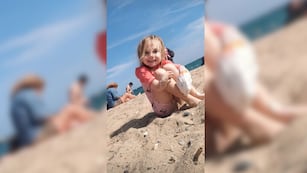 Ni los yesos la paran: Juanita Ghiotti baila y disfruta de la playa mientras se recupera de su operación