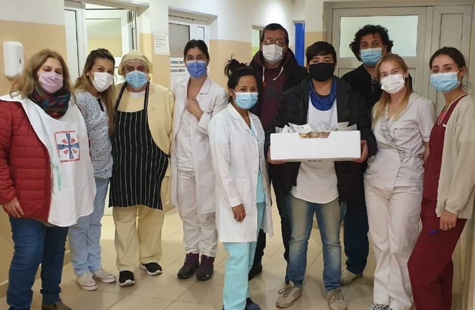 Jóvenes de Cáritas regalaron la merienda al personal del Hospital Municipal