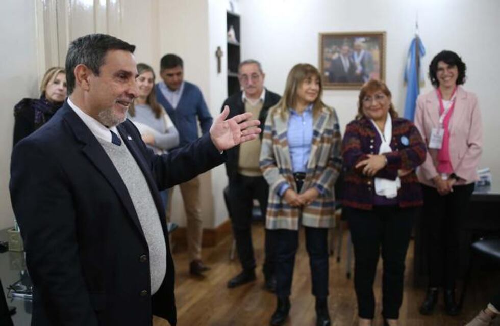 Salud y obstetras firman acta acuerdo para mejorar la atención