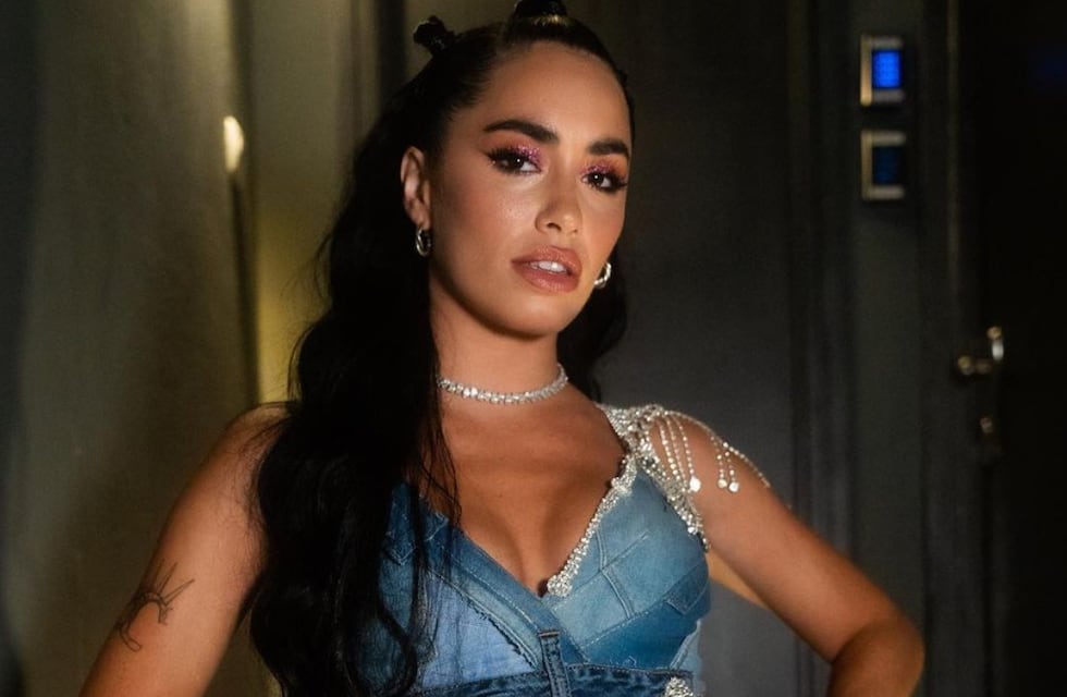 Lali se puso la máscara de Gatúbela y posó desde el agua sin ropa: “Una gata por los tejados”