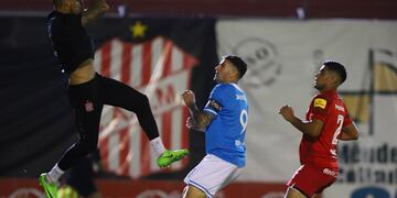 Pablo Vegetti choca con Nacho Arce, su ex compañero en Instituto. Empate con sabor a poco para Belgrano (@Belgrano).