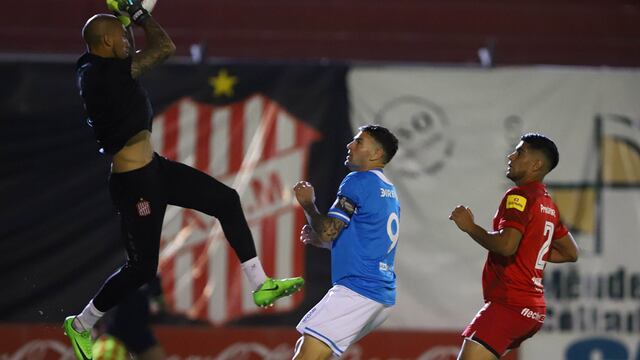 Pablo Vegetti choca con Nacho Arce, su ex compañero en Instituto. Empate con sabor a poco para Belgrano (@Belgrano).