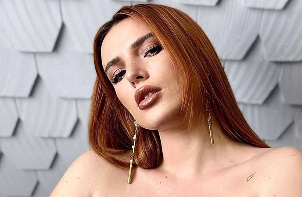 Bella Thorne mostró su costado más sensual al posar frente al espejo de un baño en paños menores