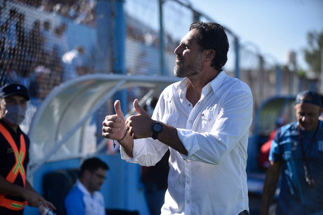 Carlos Pichon Bossio  dt de Racing Fútbol Federal A Racing en  Nueva Italia le ganó a Atlético Paraná Ramiro Pereyra