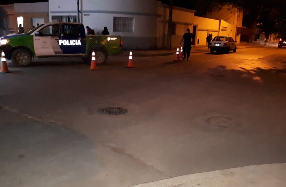 El choque entre una moto y un auto dejó a un joven herido