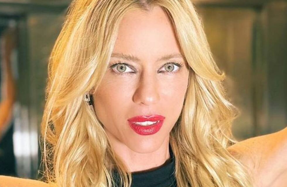 Nicole Neumann lució su figura con un elegante conjunto negro con detalle cut-out en el escote