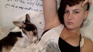 Florencia junto a su perro