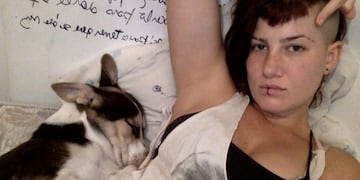 Florencia junto a su perro