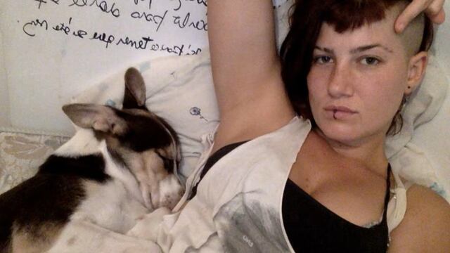 Florencia junto a su perro