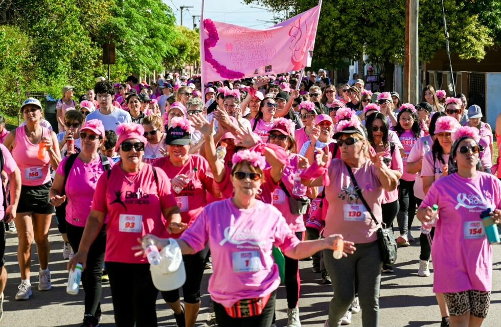 Con amplia participación se realizó una nueva edición de la Caminata Rosa en Arroyito
