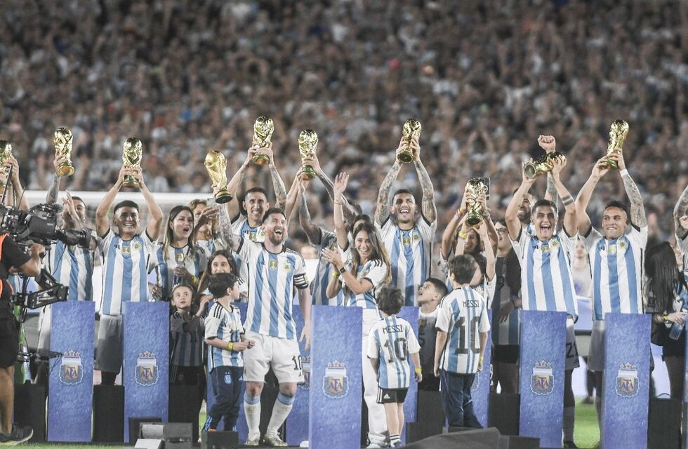 Los granaderos entonaron Muchachos, y la Selección Argentina fue recibida con una verdadera fiesta en Santiago del Estero