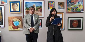 Daniela Velázquez y Ramón Barengo dejaron inaugurada la exposición de pinturas y artesanías en La Casa del Jubilado.
