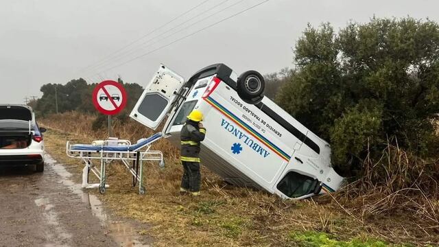 Volcó una ambulancia en cercanías a Villa Santa Rosa