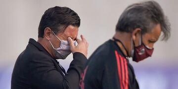 Marcelo Gallardo, preocupado por el resultado de su entrenador de arqueros.