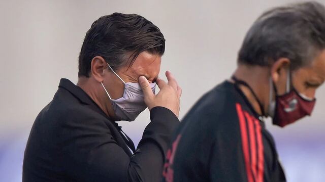 Marcelo Gallardo, preocupado por el resultado de su entrenador de arqueros.