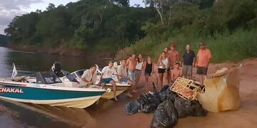 Diferentes grupos realizaron una limpieza del río en Montecarlo.