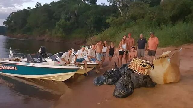Diferentes grupos realizaron una limpieza del río en Montecarlo.