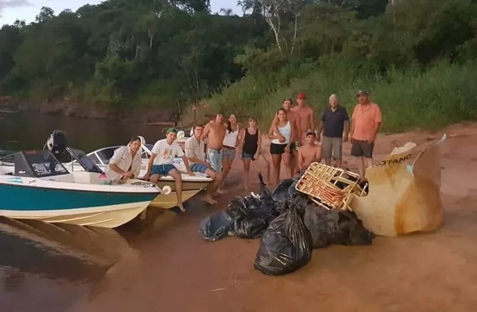 Diferentes grupos realizaron una limpieza del río en Montecarlo