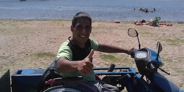 "Oscarcito", el joven mercedino que trabaja en su vehículo adaptado.