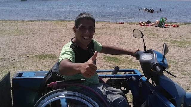 "Oscarcito", el joven mercedino que trabaja en su vehículo adaptado.