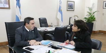 La directora del hospital, Marta Astete Agote, se reunió con el ministro Luis Medina Ruiz para coordinar acciones orientadas a mejorar la calidad del servicio y ampliar el alcance asistencial.