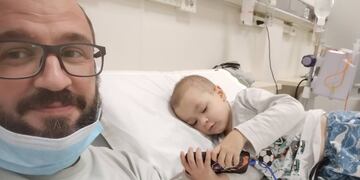 La familia quiere reunir el dinero cuanto antes para que el niño sea atendido en el Hospital San Juan de Dios de Barcelona.