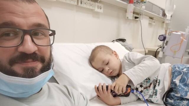 La familia quiere reunir el dinero cuanto antes para que el niño sea atendido en el Hospital San Juan de Dios de Barcelona.