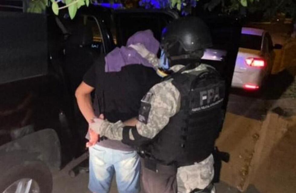 Intentó deshacerse de la droga mientras escapaba de la Policía: terminó detenido